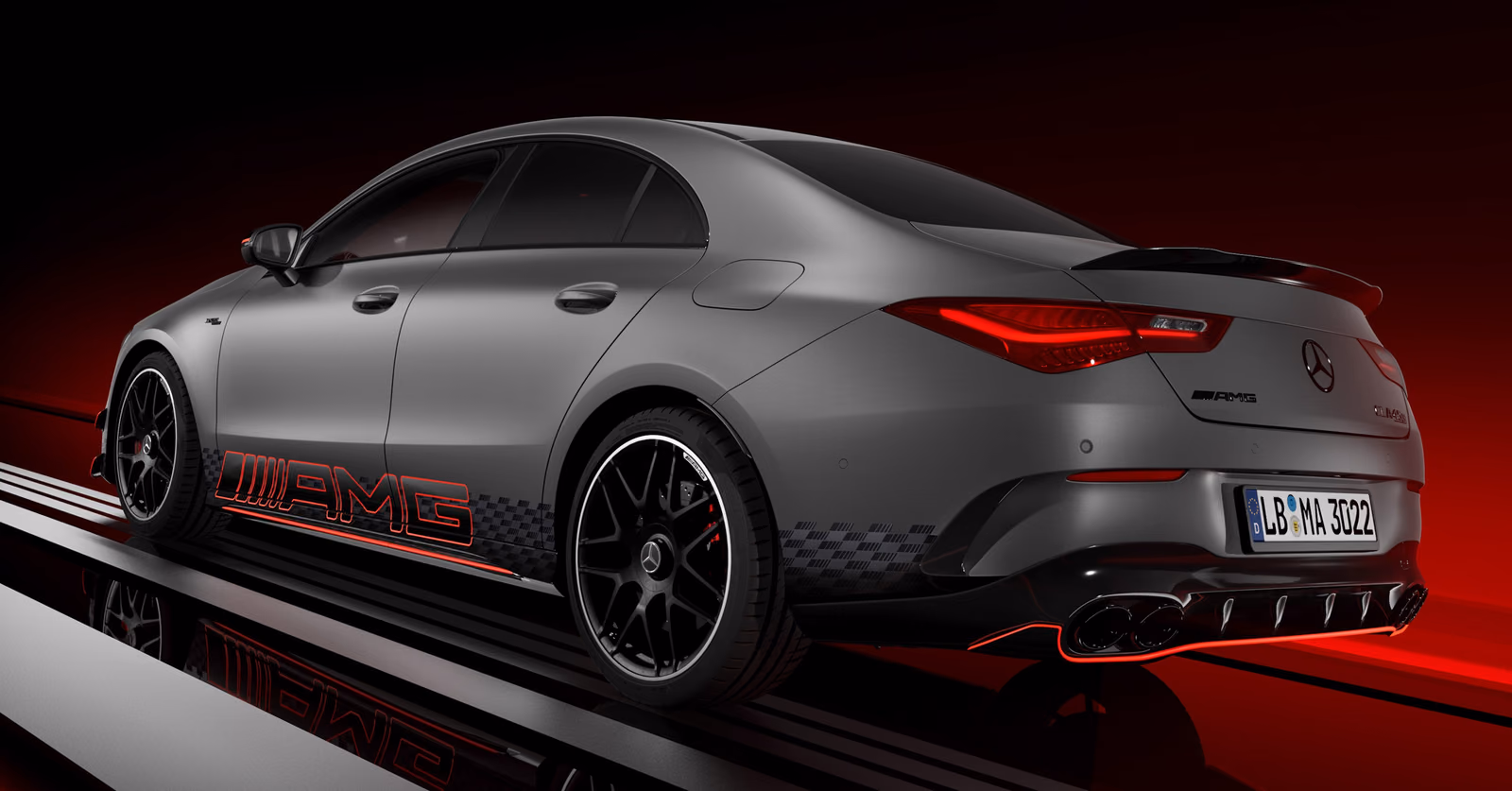 Mercedes-AMG CLA 45 — серое купе сзади в три четверти