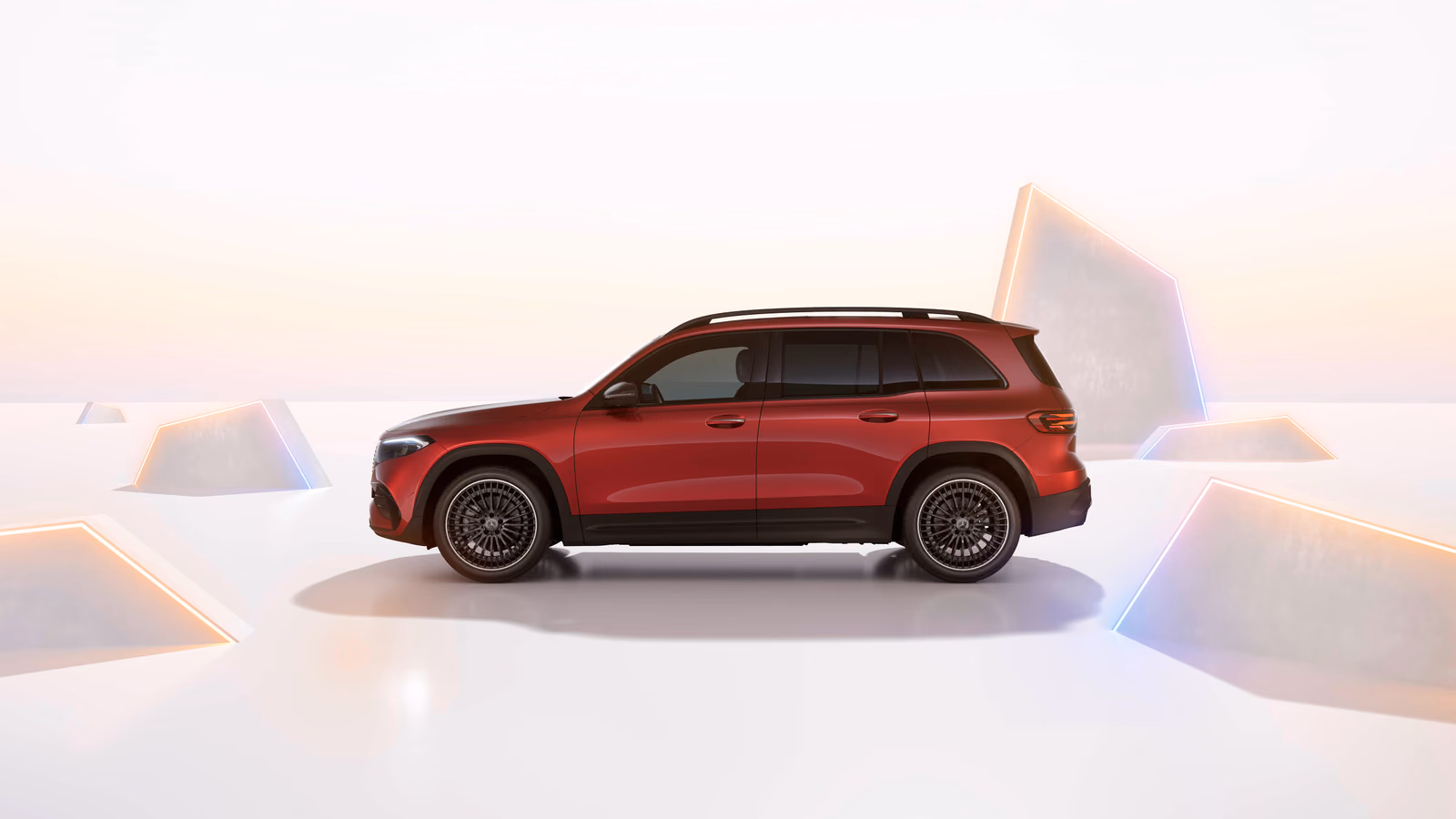 Mercedes-Benz EQB — красный кузов в профиль на студийном фоне