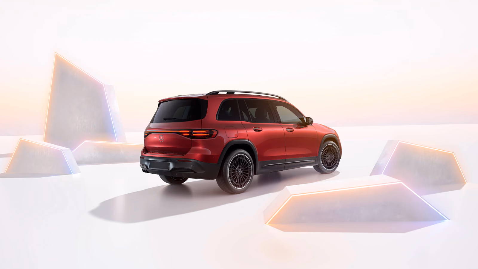 Mercedes-Benz EQB — красный кроссовер сзади в три четверти, студия