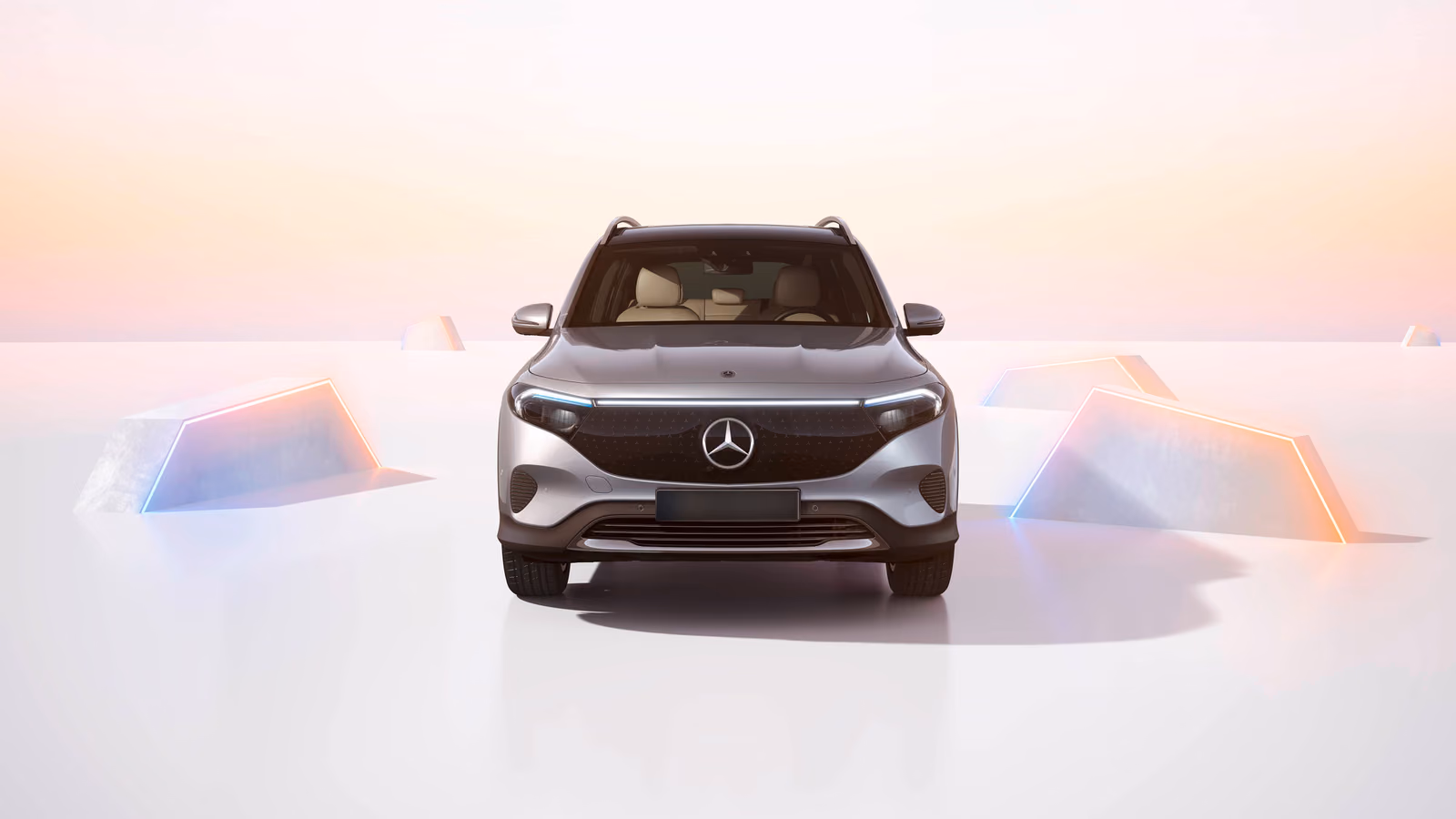Mercedes-Benz EQB — серебристый кузов строго спереди, световая полоса и решётка со звёздами