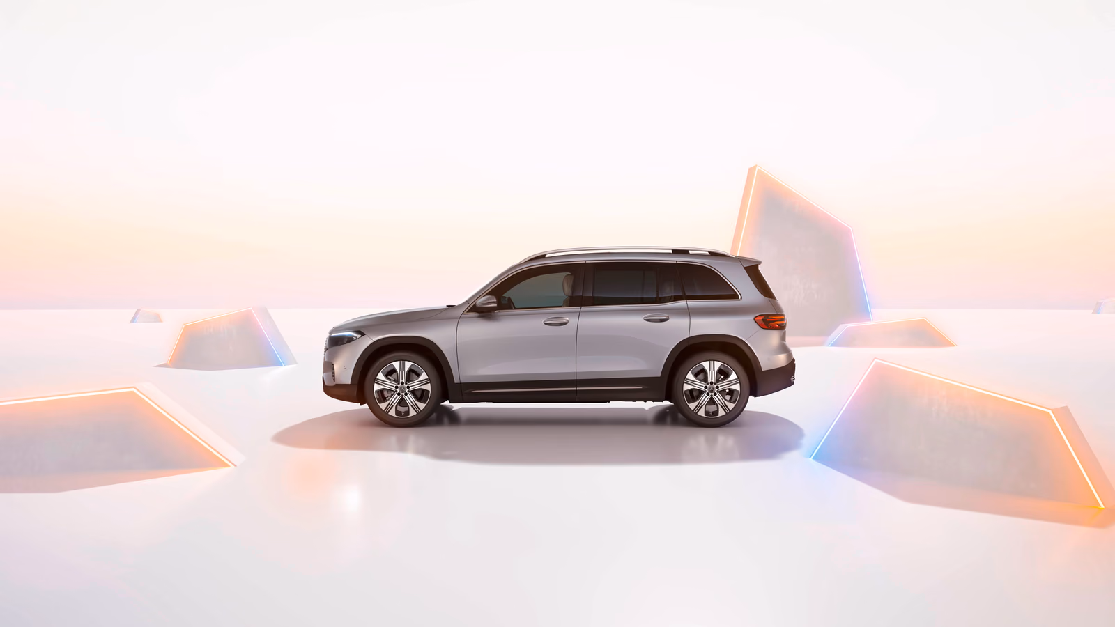 Mercedes-Benz EQB — серебристый кузов в профиль на студийном фоне