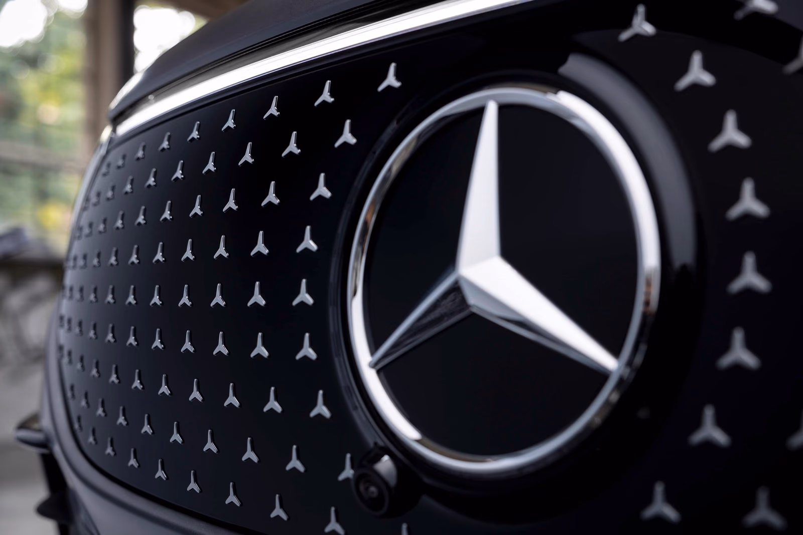 Mercedes-Benz EQB — закрытая передняя панель со звёздным рисунком и эмблемой крупно