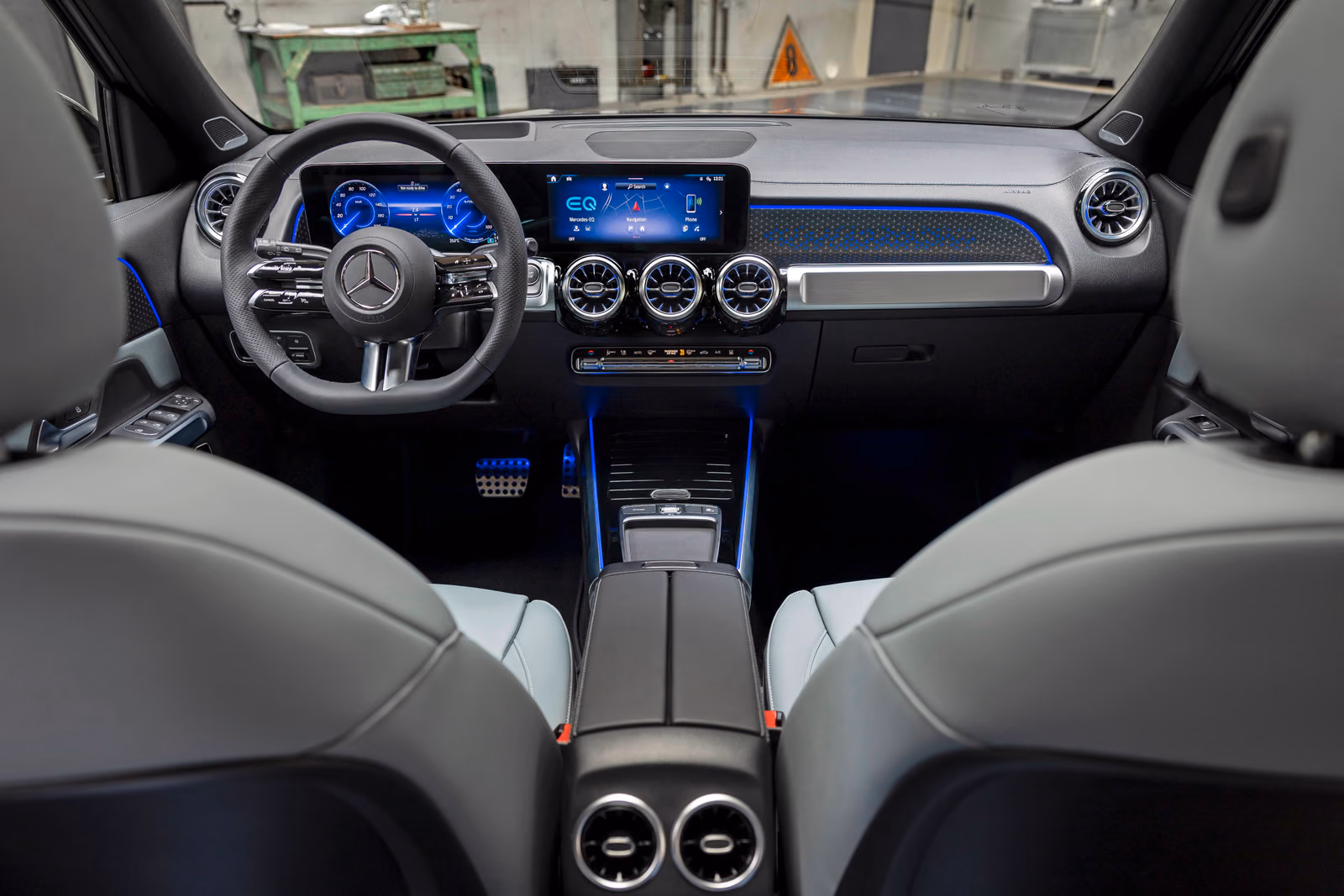 Mercedes-Benz EQB — салон с водительского места: экраны, консоль и подсветка