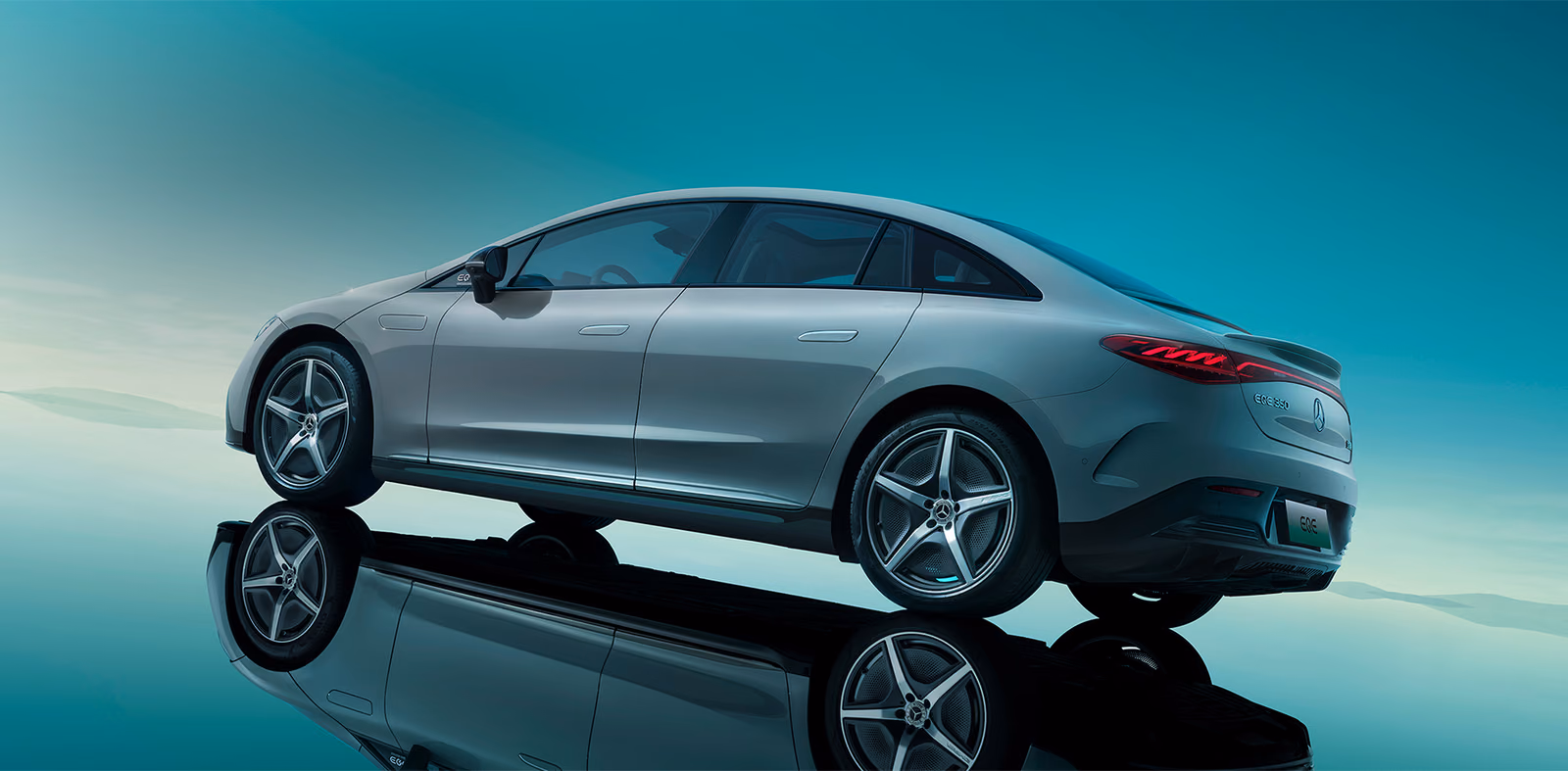 Mercedes-Benz EQE в профиль на студийном фоне