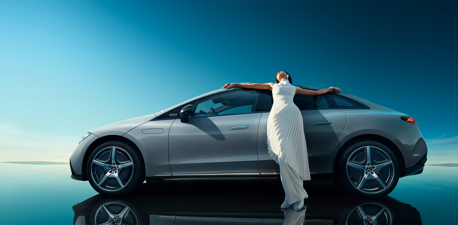Серебристый Mercedes-Benz EQE с безрамочными дверями
