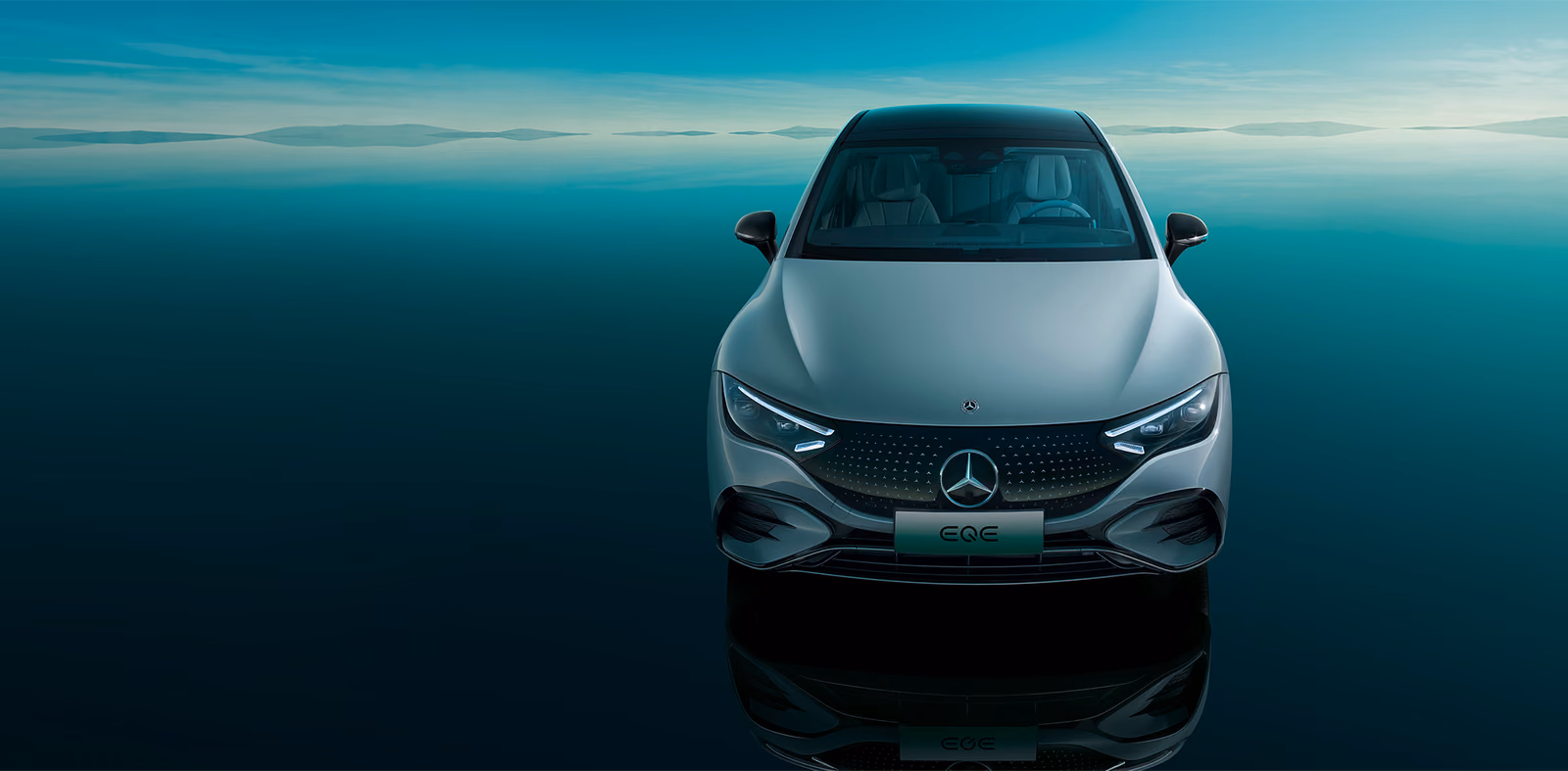 Mercedes-Benz EQE в прямом переднем ракурсе