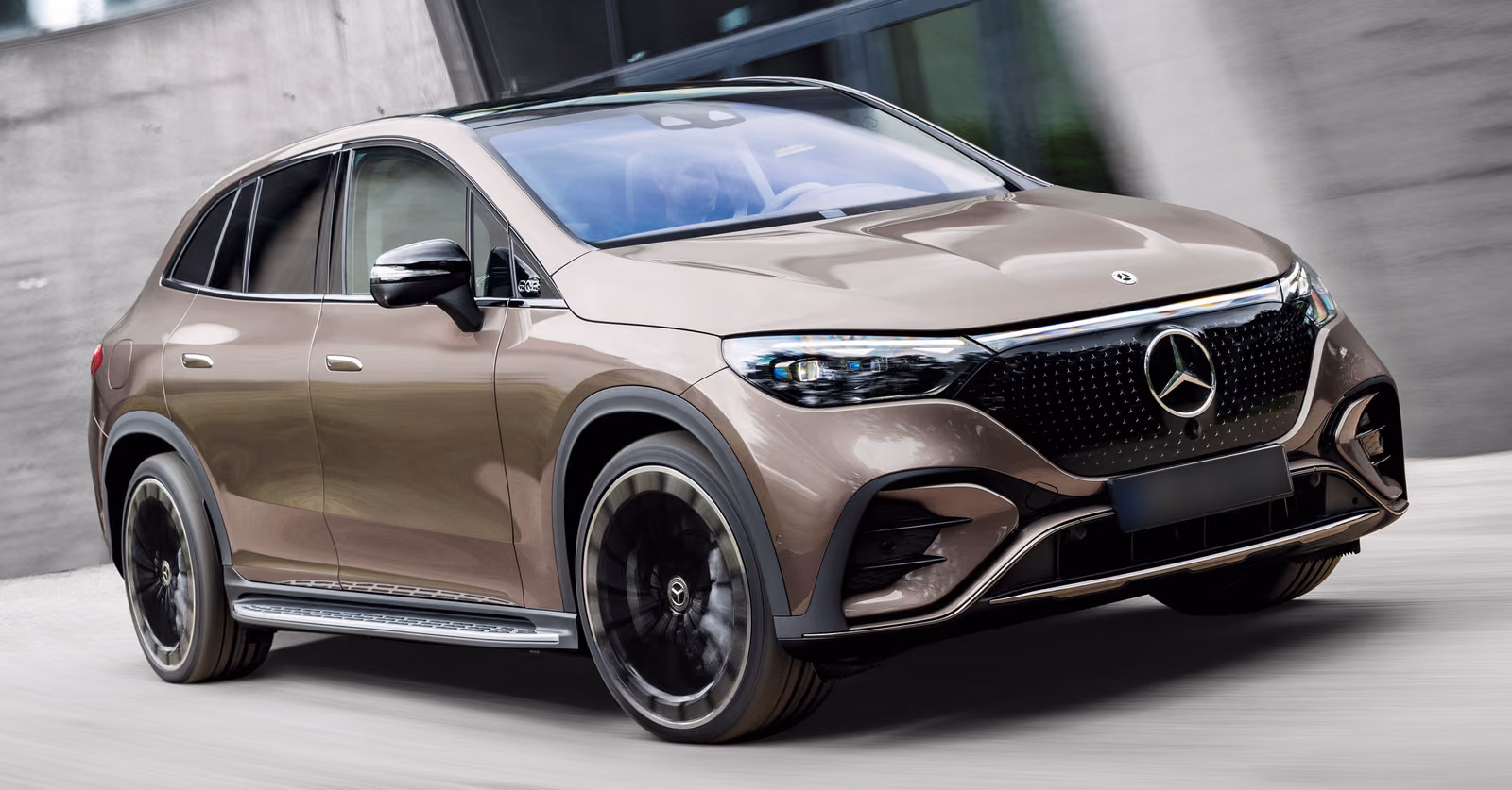 Mercedes-Benz EQE SUV — коричневый кроссовер спереди в три четверти у бетонной стены
