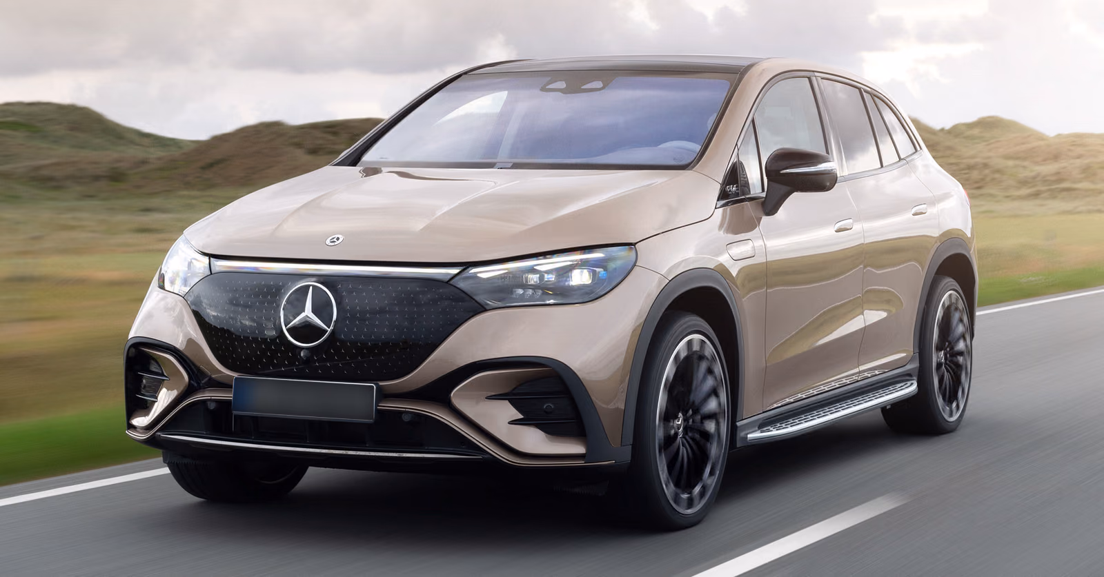 Mercedes-Benz EQE SUV — фронтальный ракурс на загородной дороге