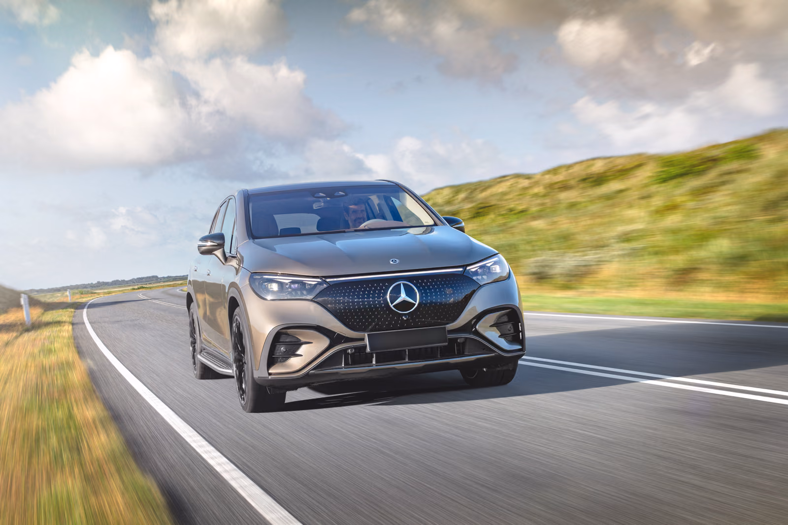 Mercedes-Benz EQE SUV — в движении по холмистой трассе