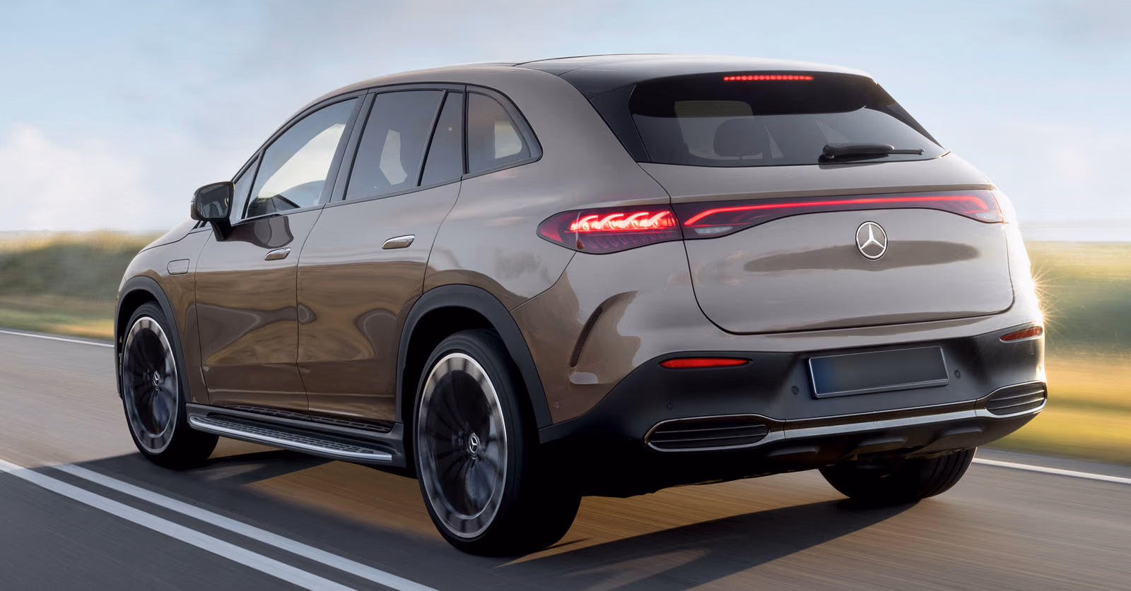 Mercedes-Benz EQE SUV — вид сзади в три четверти на дороге