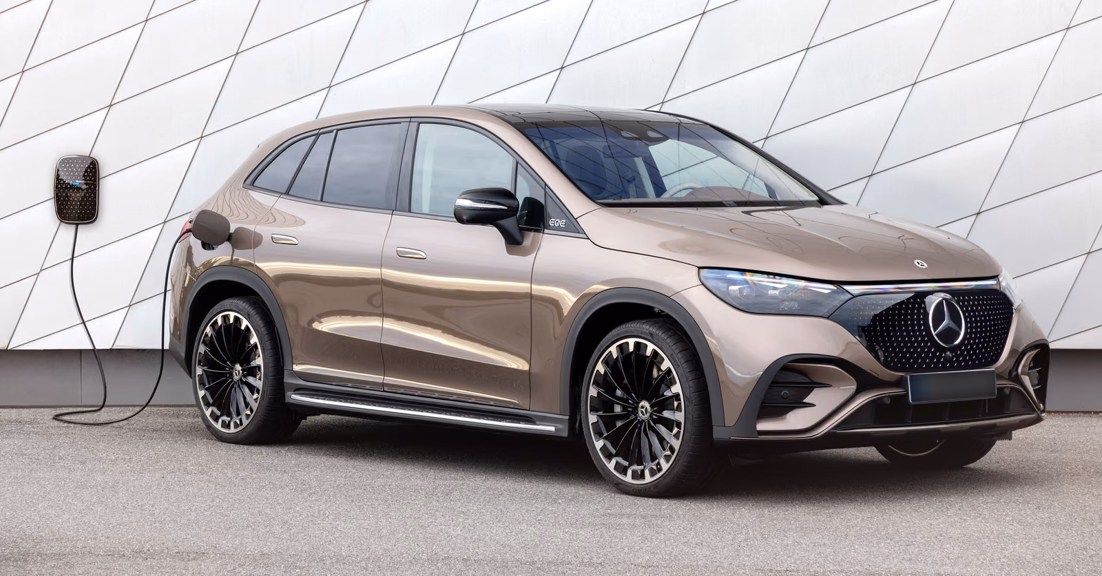 Mercedes-Benz EQE SUV — зарядка от настенной станции у дома