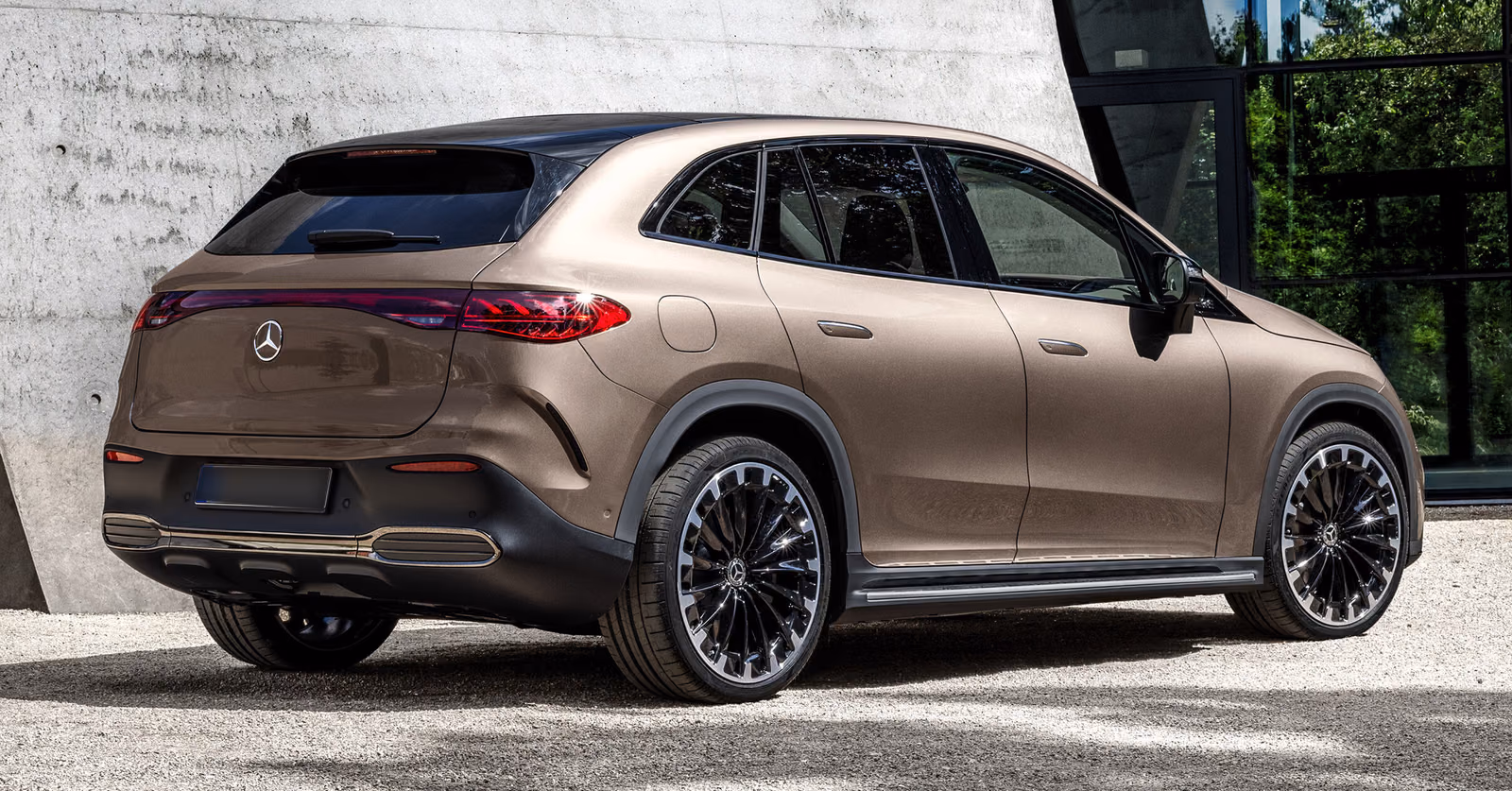 Mercedes-Benz EQE SUV — задняя часть с световой полосой у современного здания