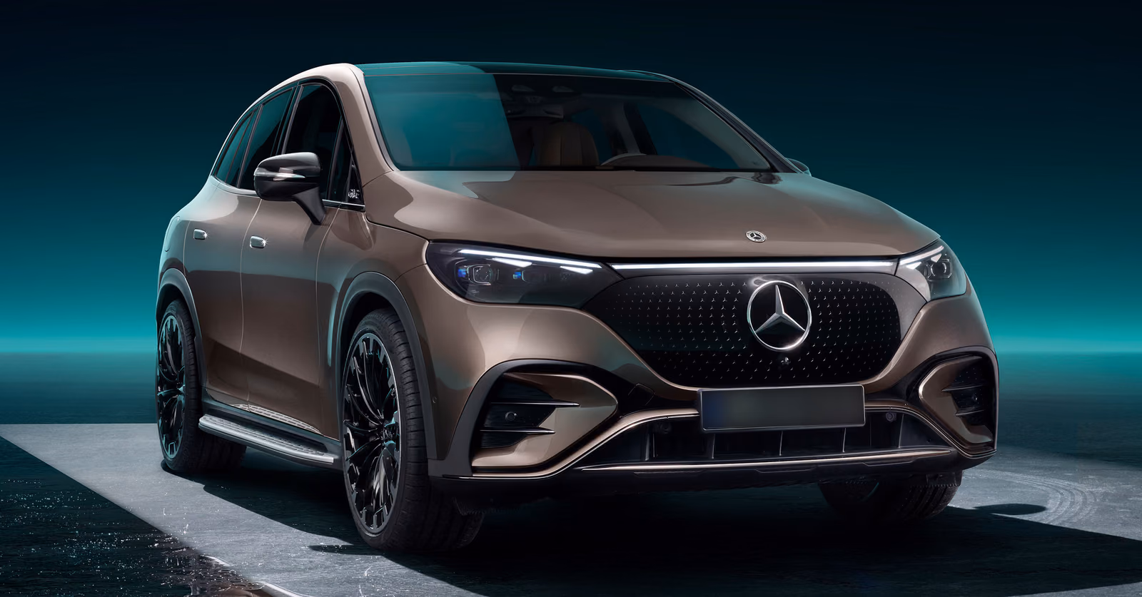 Mercedes-Benz EQE SUV — студийный кадр спереди в три четверти на тёмном фоне