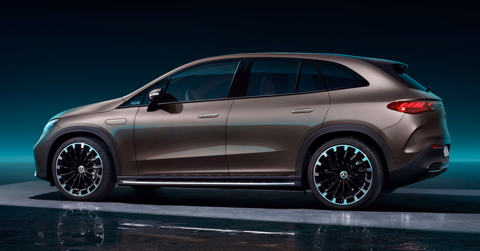 Mercedes-Benz EQE SUV — профиль кузова в тёмной студии