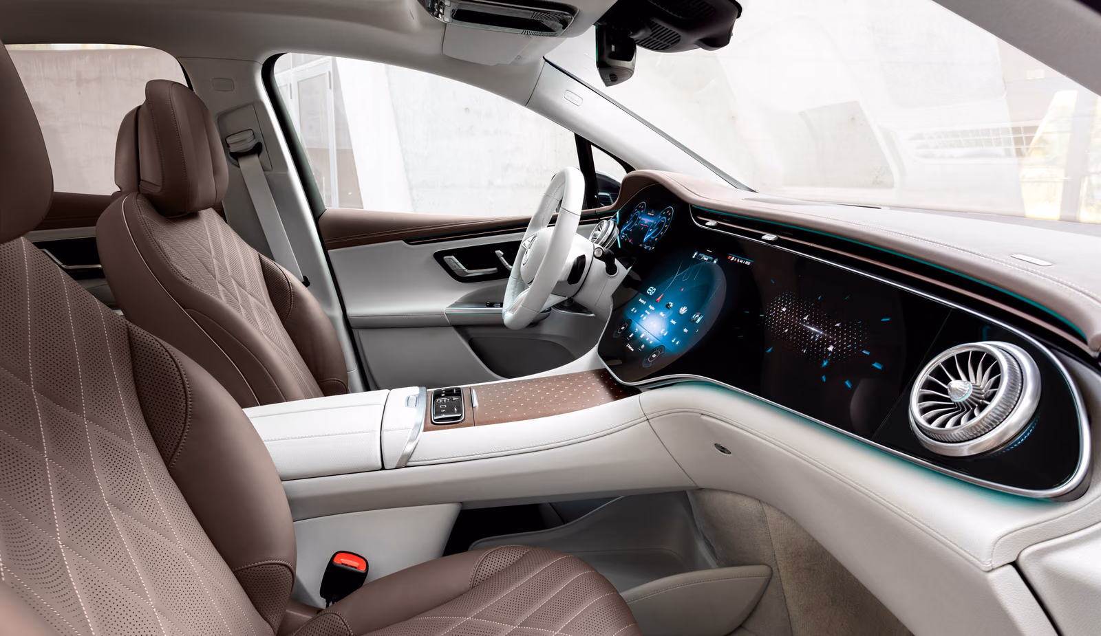 Mercedes-Benz EQE SUV — передние кресла и панель со стороны пассажира