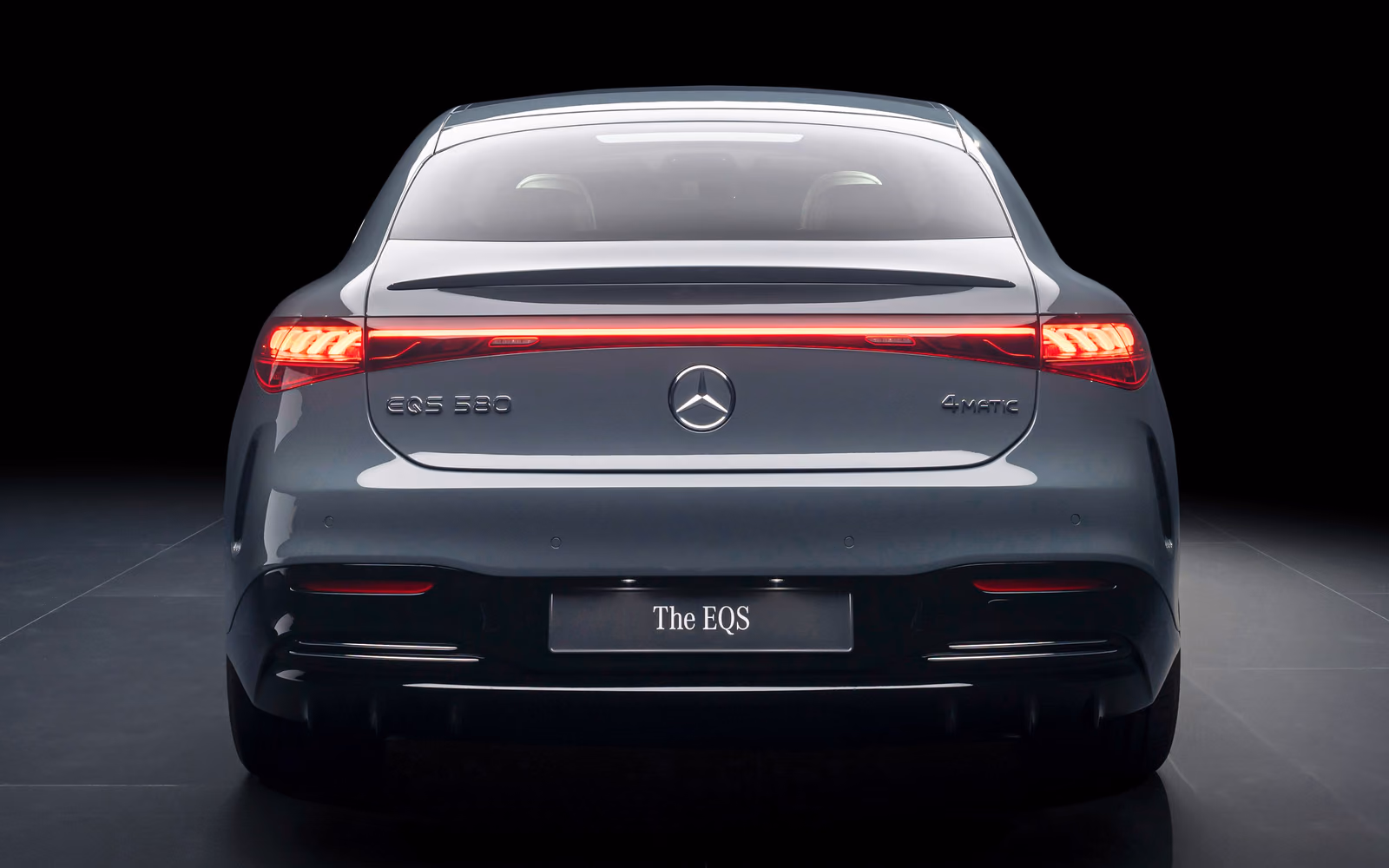 Mercedes-Benz EQS — вид сзади со световой полосой