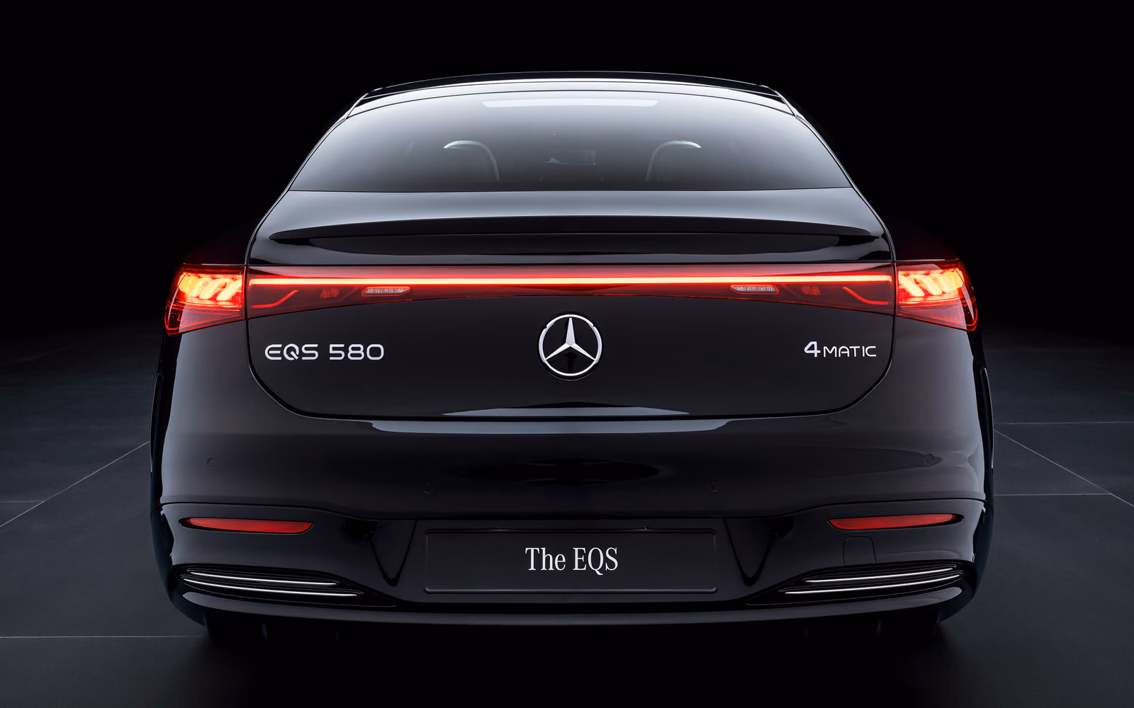 Mercedes-Benz EQS 580 4MATIC — задняя часть с шильдиками