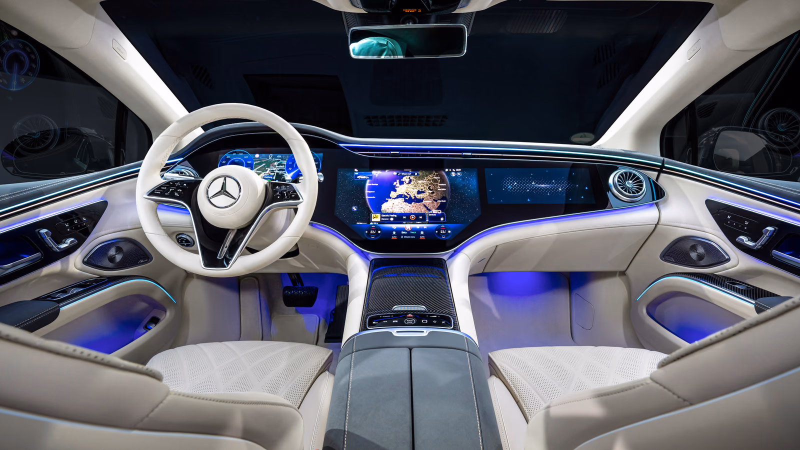 Mercedes-Benz EQS — передняя панель с MBUX Hyperscreen и светлой отделкой