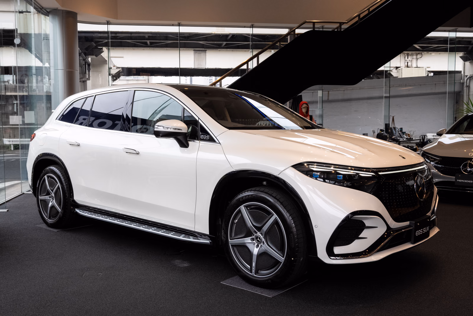 Mercedes EQS SUV с чёрной панелью решётки