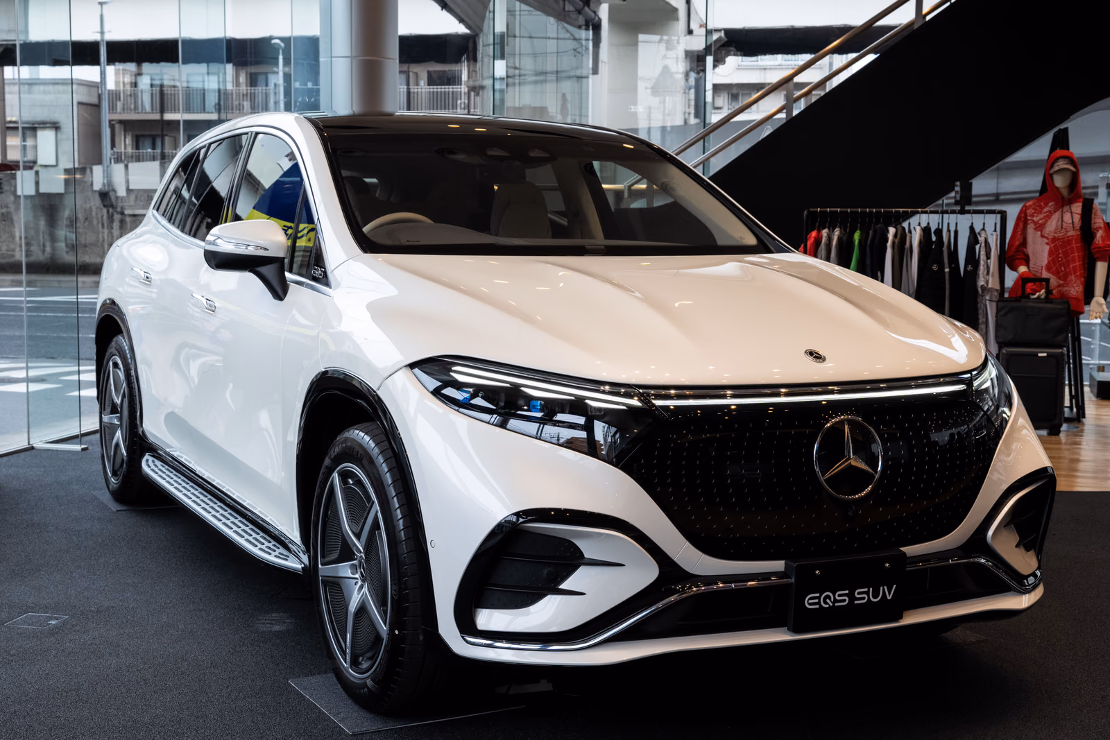 Передняя оптика и бампер Mercedes-Benz EQS SUV