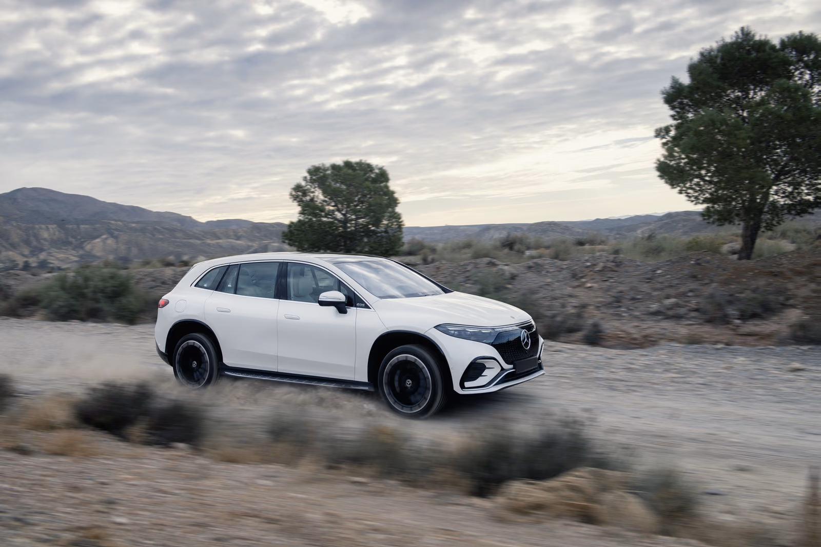 Mercedes-Benz EQS SUV — в движении по пустынной дороге