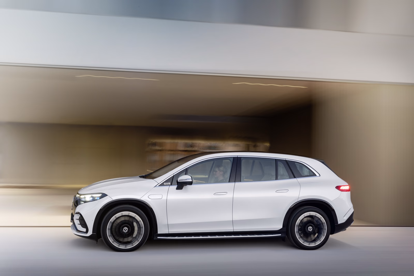 Mercedes-Benz EQS SUV — профиль в светлом тоннеле