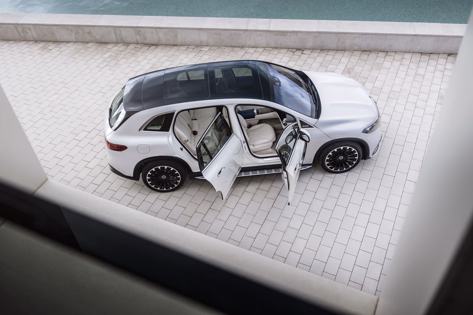 Mercedes-Benz EQS SUV — вид сверху с открытыми дверями