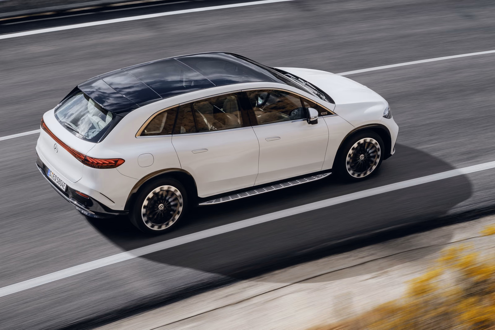 Mercedes-Benz EQS SUV — вид сверху на движущийся кроссовер
