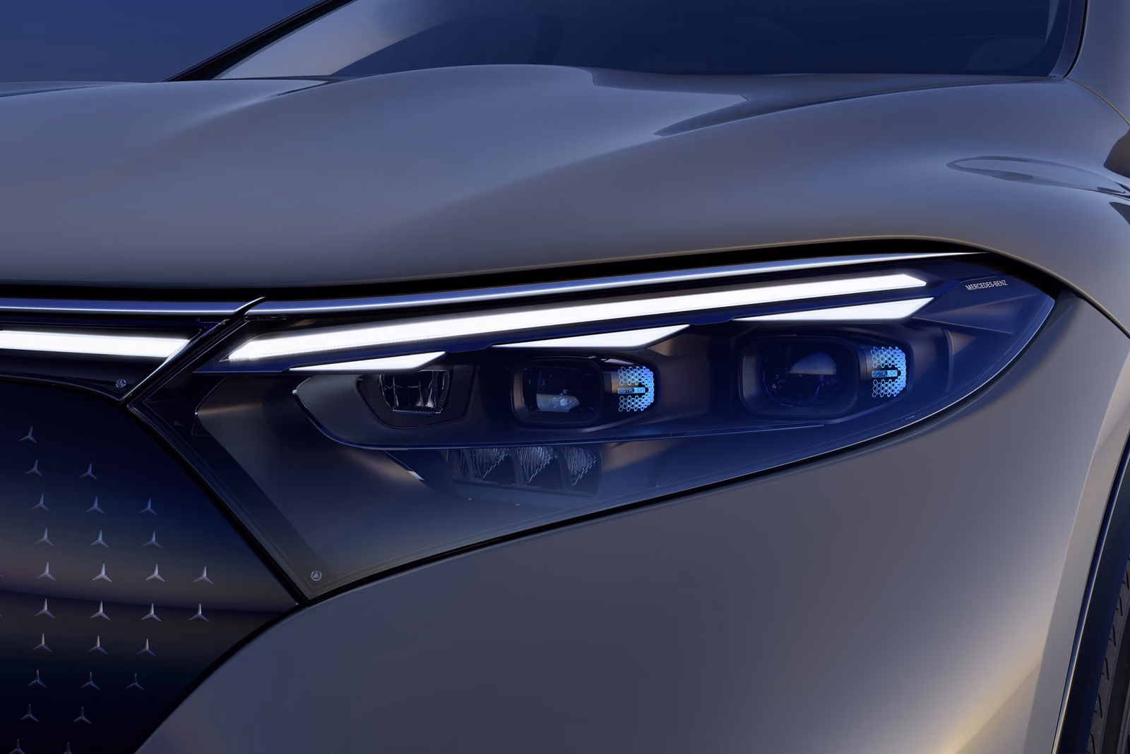 Mercedes-Benz EQS SUV — фара и световая полоса крупным планом