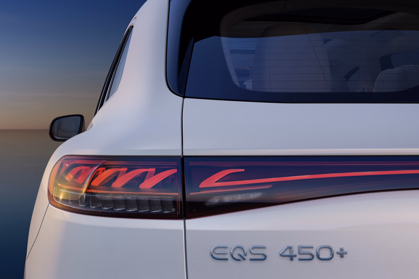 Mercedes-Benz EQS 450+ — задний фонарь и шильдик