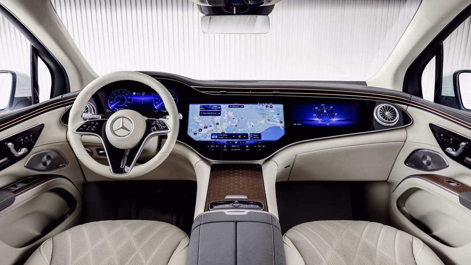 Mercedes-Benz EQS SUV — передняя панель с MBUX Hyperscreen