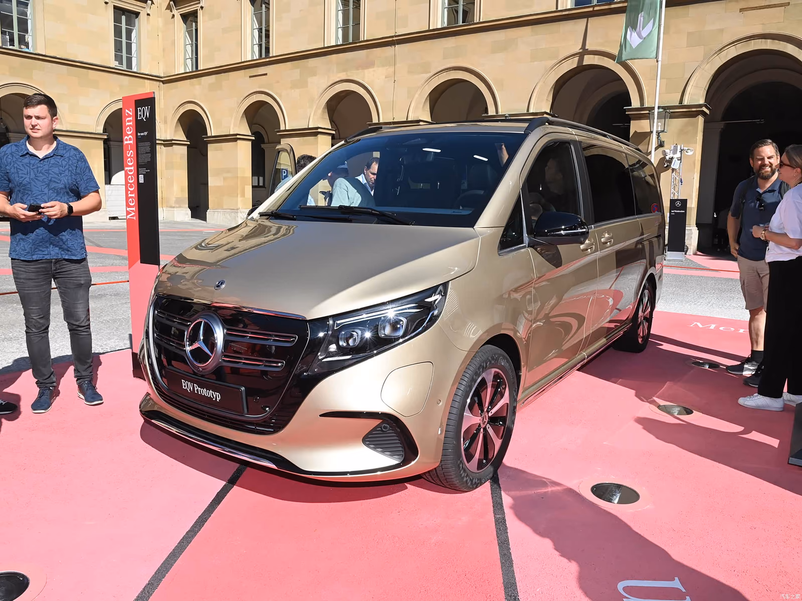Mercedes-Benz EQV — рестайлинговый электроминивэн спереди в три четверти