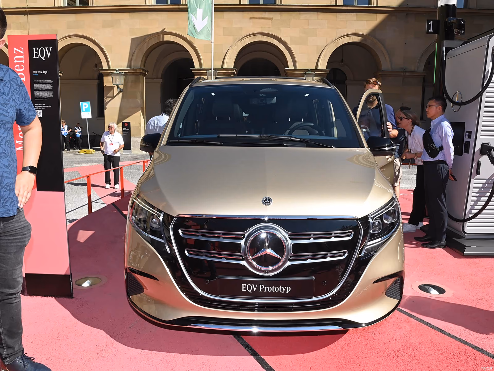 Mercedes-Benz EQV — вид строго спереди