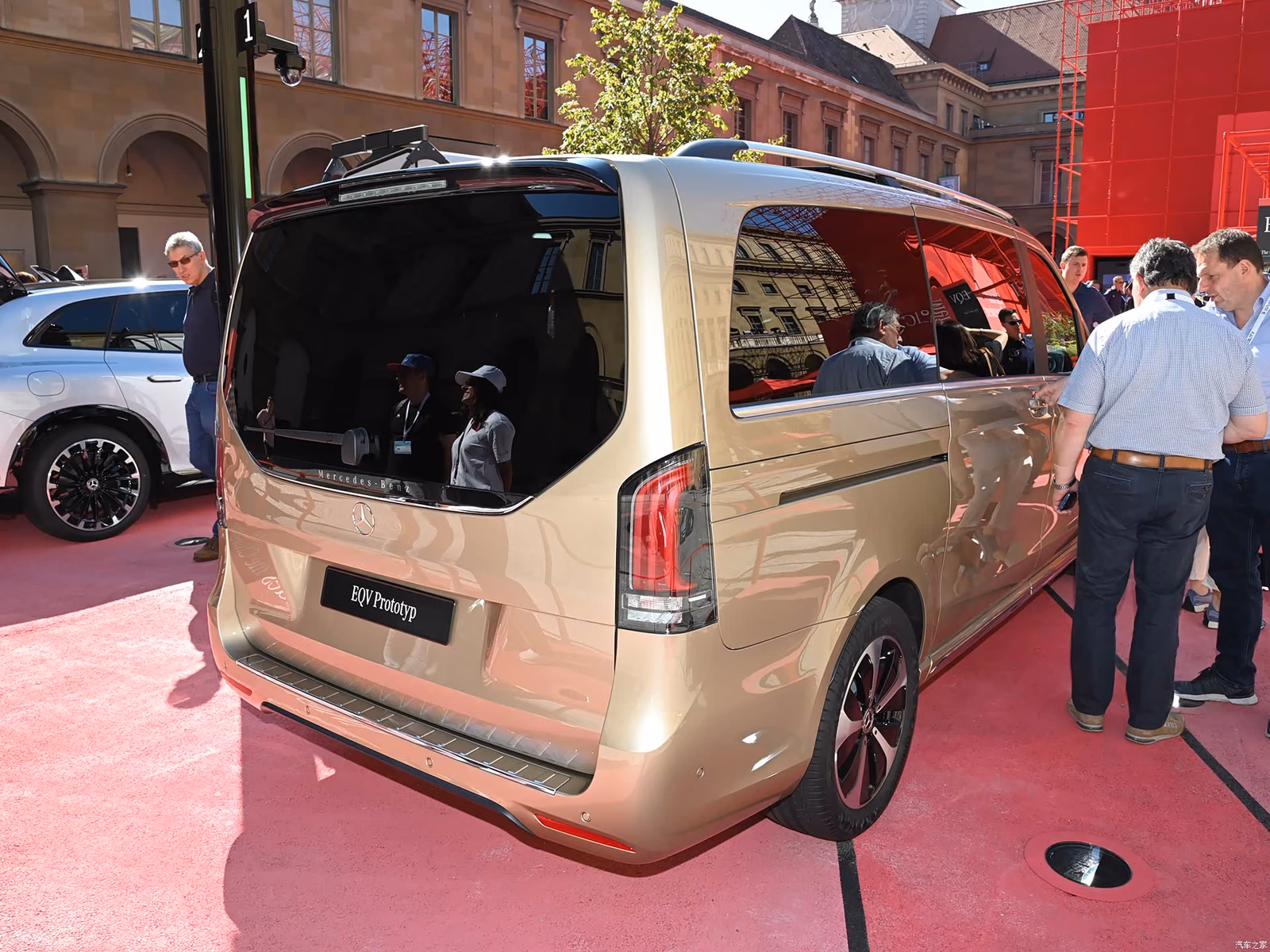 Mercedes-Benz EQV — вид сзади в три четверти с открытой дверью