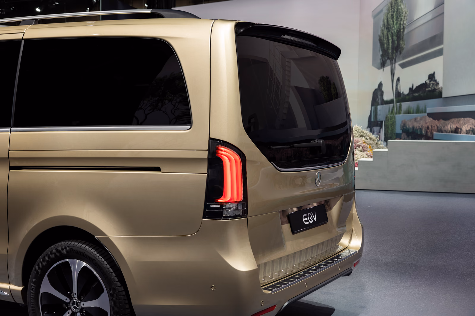 Mercedes-Benz EQV — вид сзади в три четверти, новые фонари