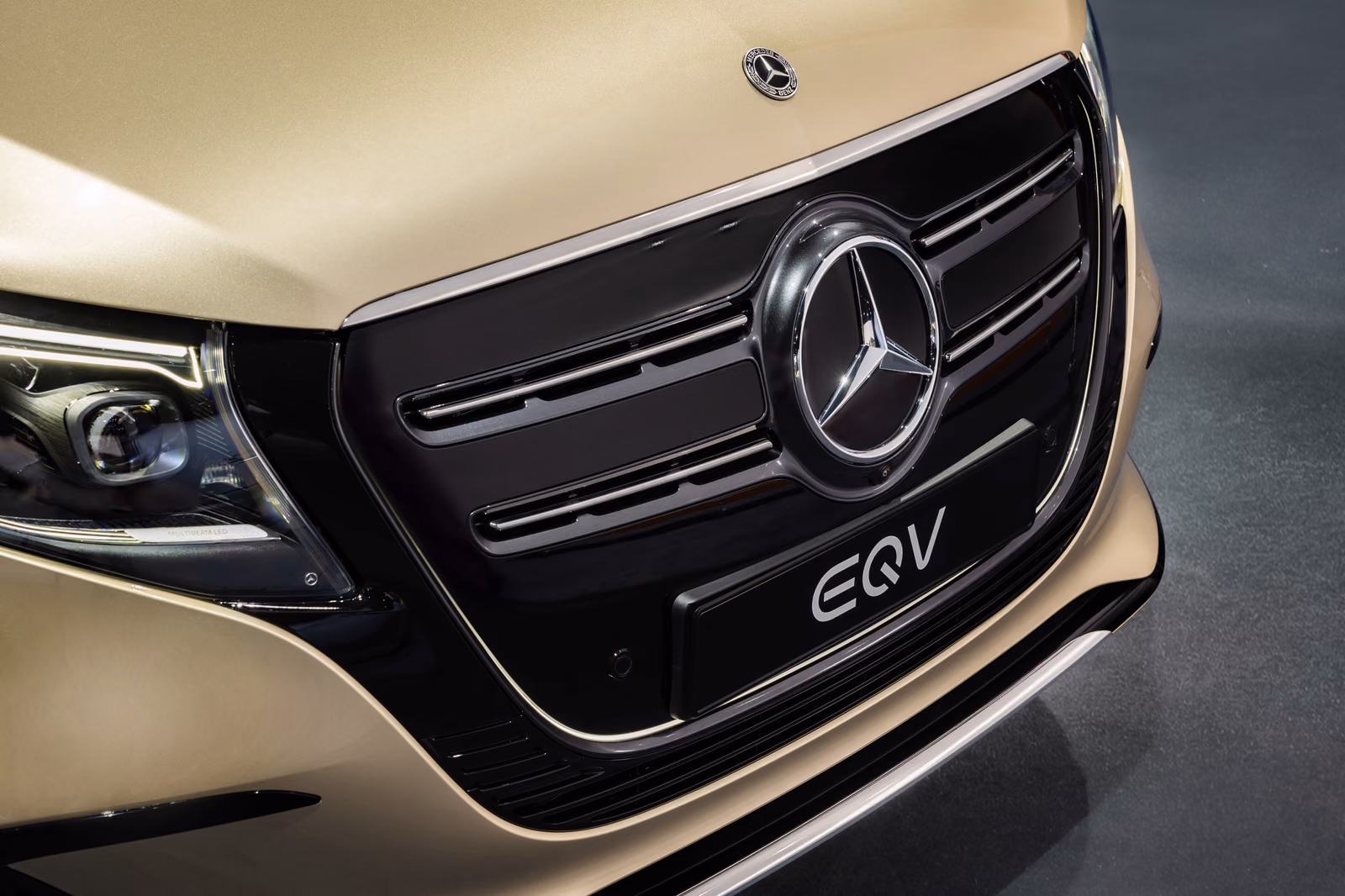 Mercedes-Benz EQV — закрытая передняя панель со звездой крупным планом