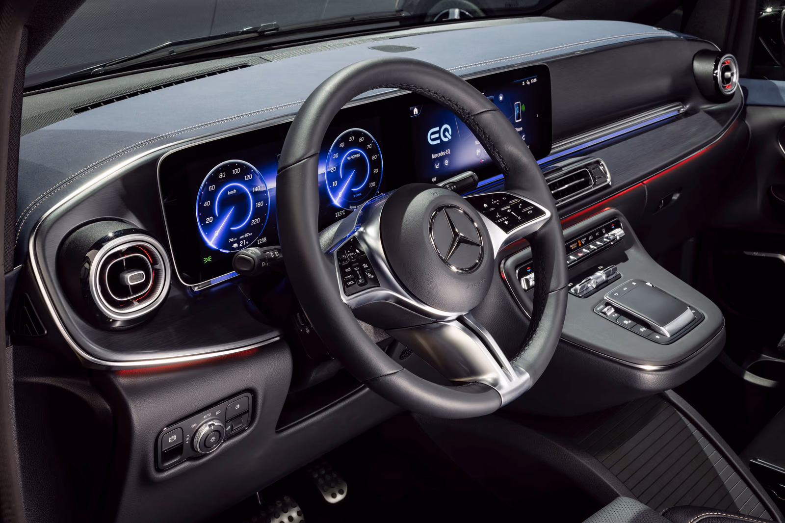 Mercedes-Benz EQV — руль и цифровая панель MBUX