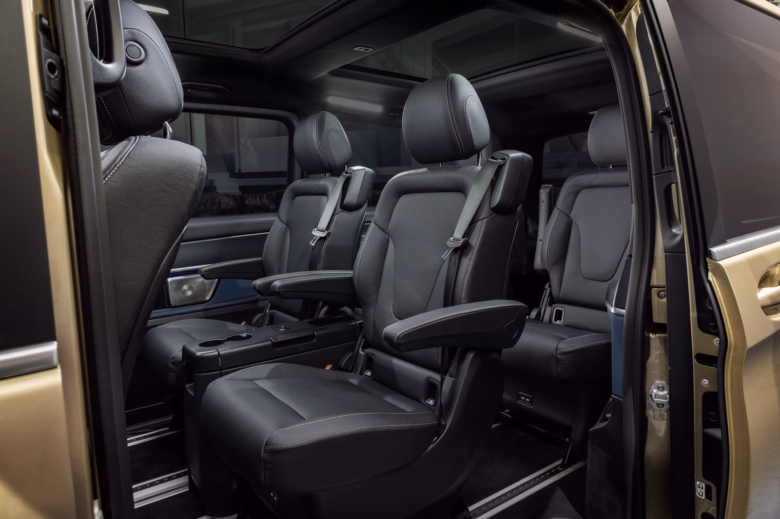 Mercedes-Benz EQV — кресла второго ряда через сдвижную дверь