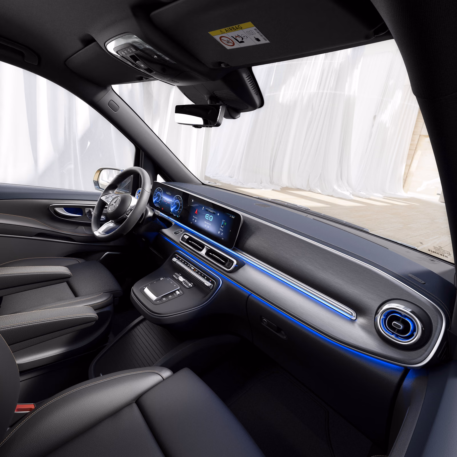 Mercedes-Benz EQV — тёмная передняя панель с двумя экранами