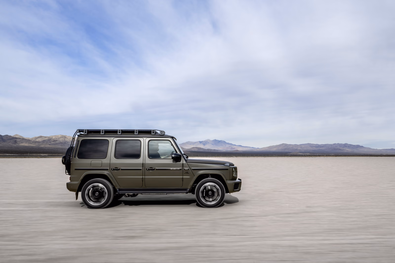Mercedes-Benz G-Class — профиль оливкового кузова на фоне гор