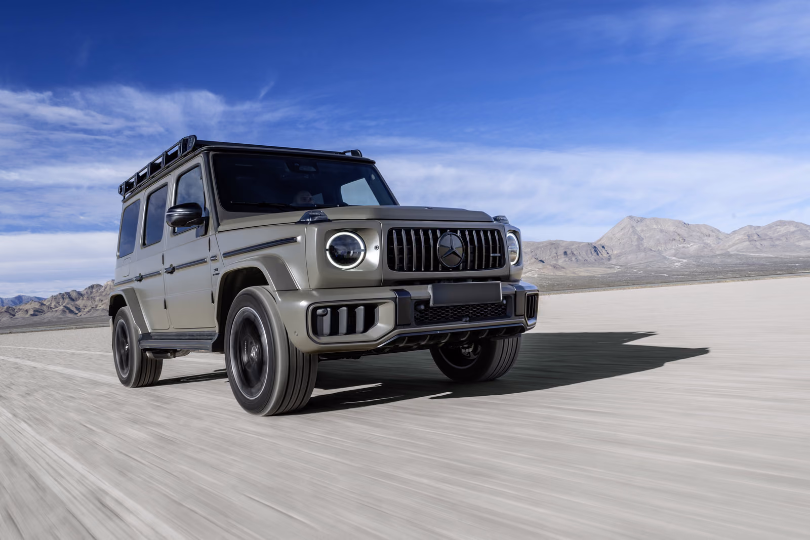 Mercedes-Benz G-Class — в движении по солончаку, вид спереди в три четверти