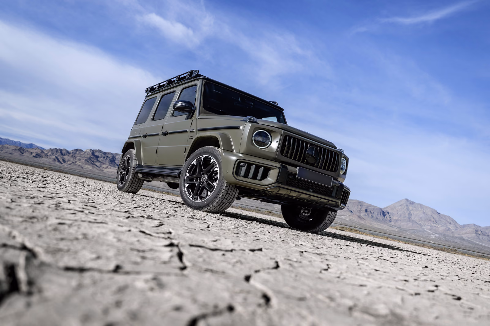 Mercedes-Benz G-Class — низкий ракурс на растрескавшейся земле