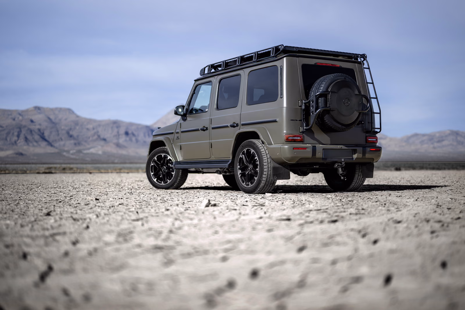 Mercedes-Benz G-Class — вид сзади в три четверти с запасным колесом