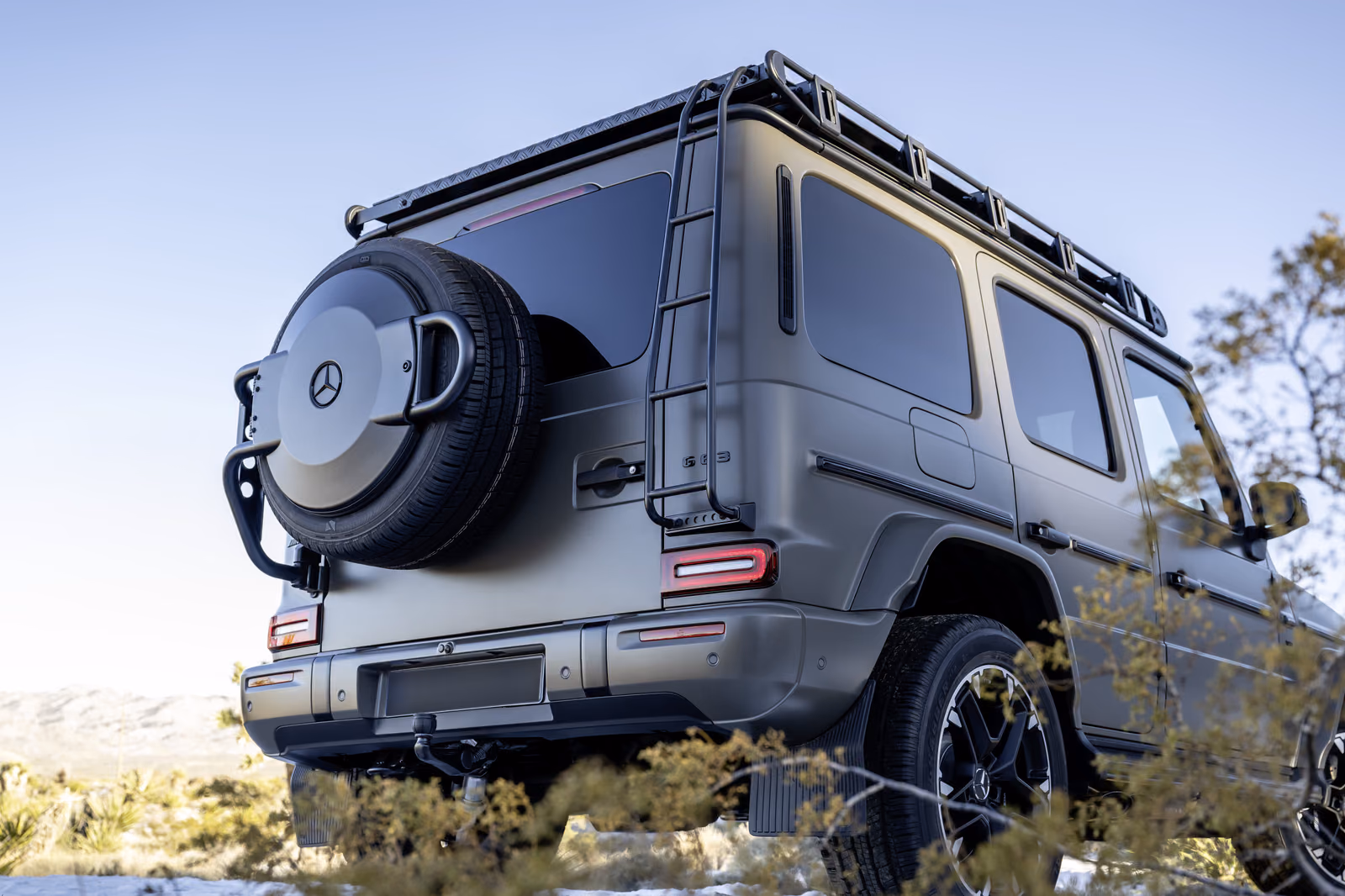 Mercedes-Benz G-Class — задняя дверь с запасным колесом и лестницей