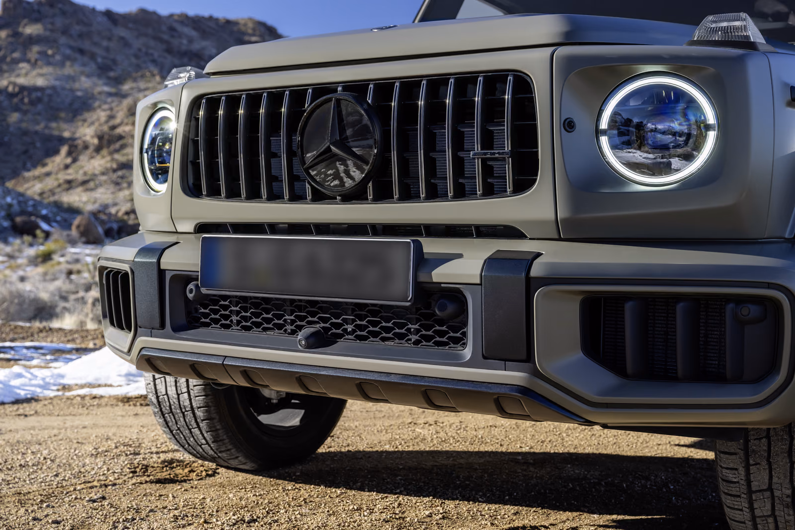 Mercedes-Benz G-Class — решётка радиатора и круглые фары крупным планом