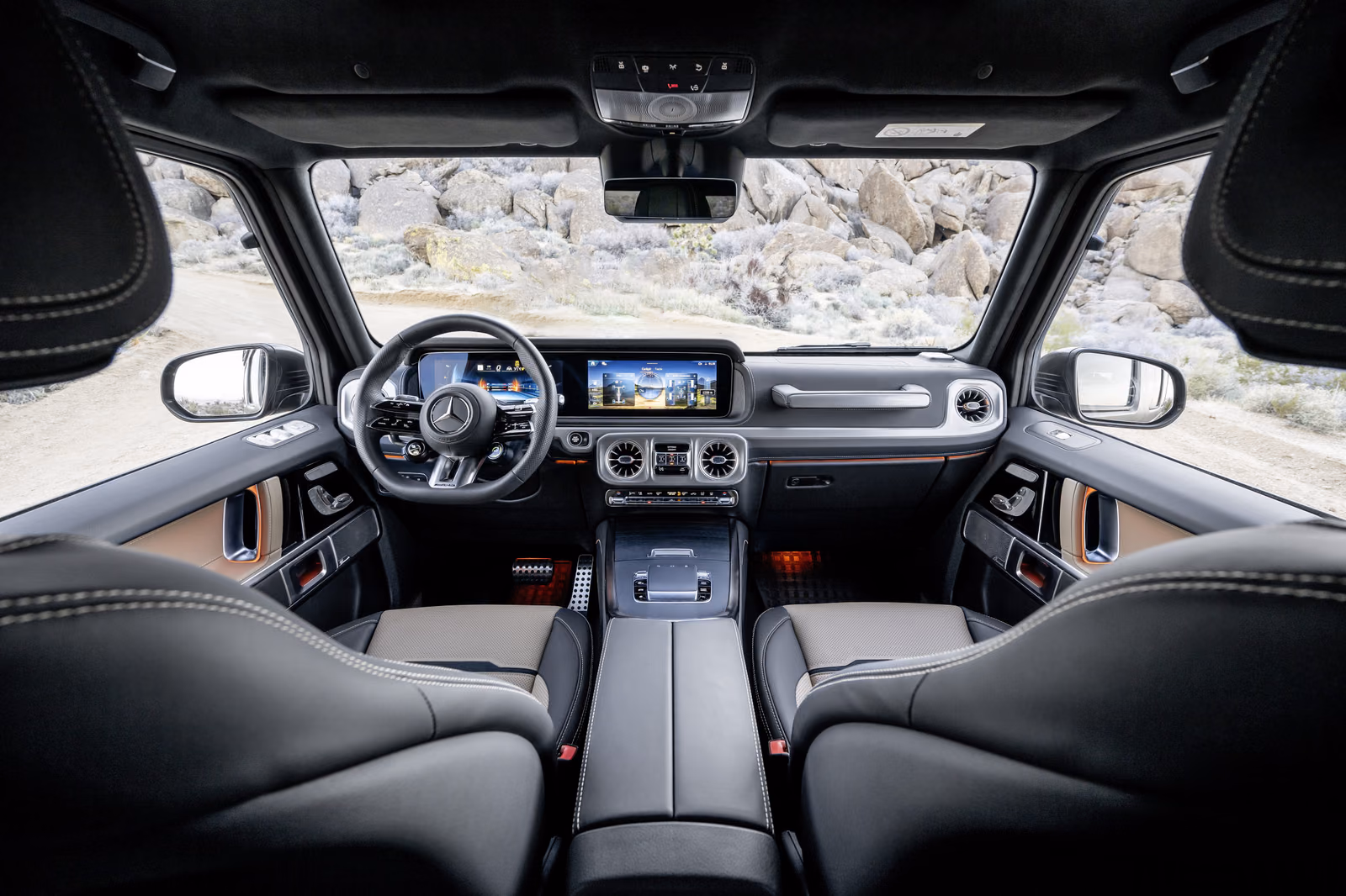 Mercedes-Benz G-Class — передняя панель и два экрана MBUX