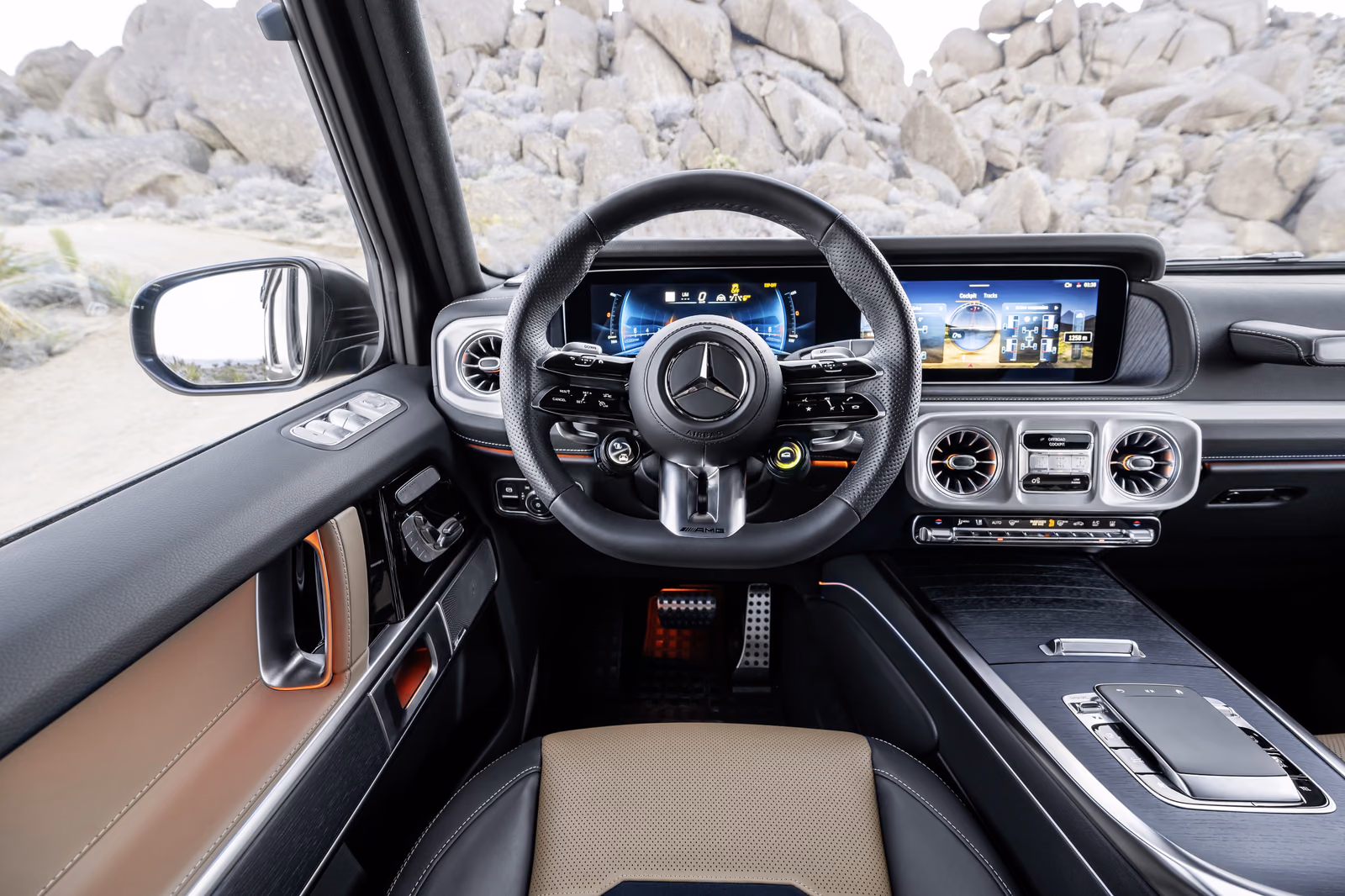 Mercedes-Benz G-Class — руль и приборный экран с водительского места