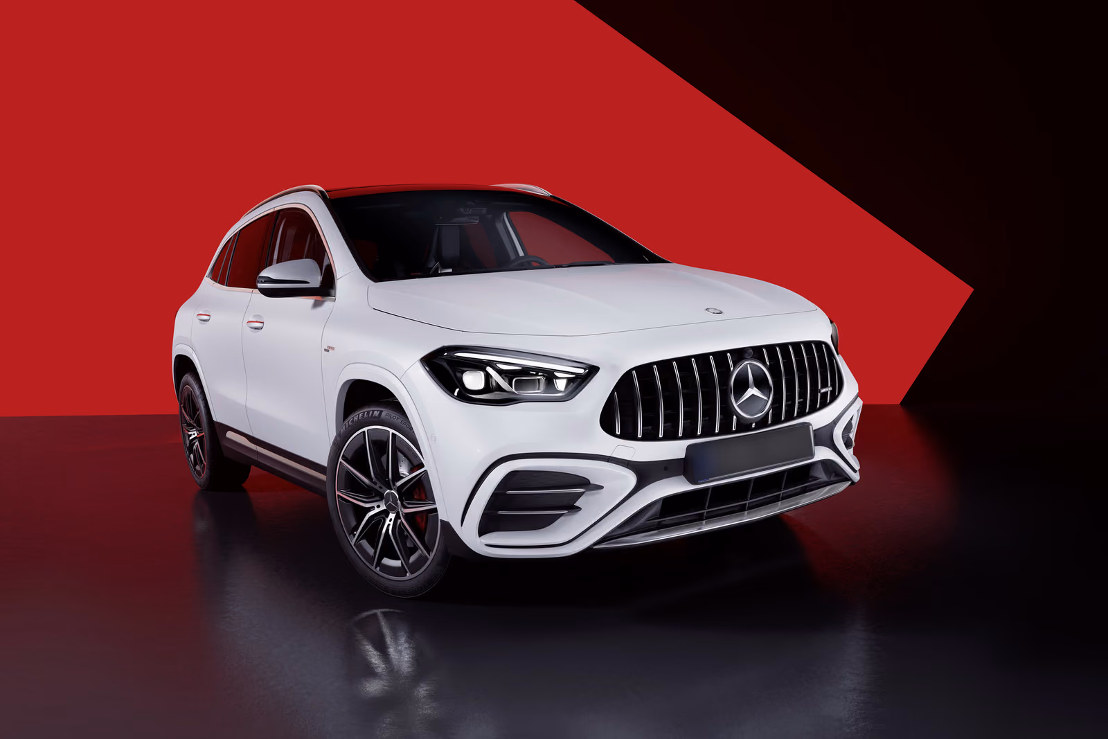 Mercedes-AMG GLA 35 — белый кузов на красном фоне, вид спереди в три четверти