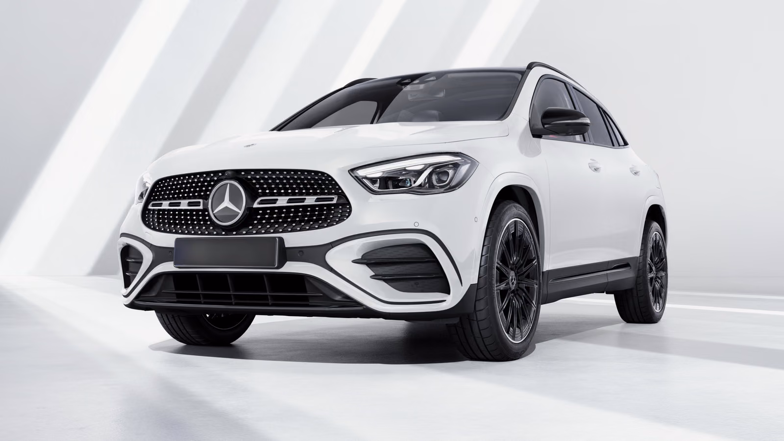 Mercedes-Benz GLA — фронтальный ракурс с решёткой и светодиодной оптикой