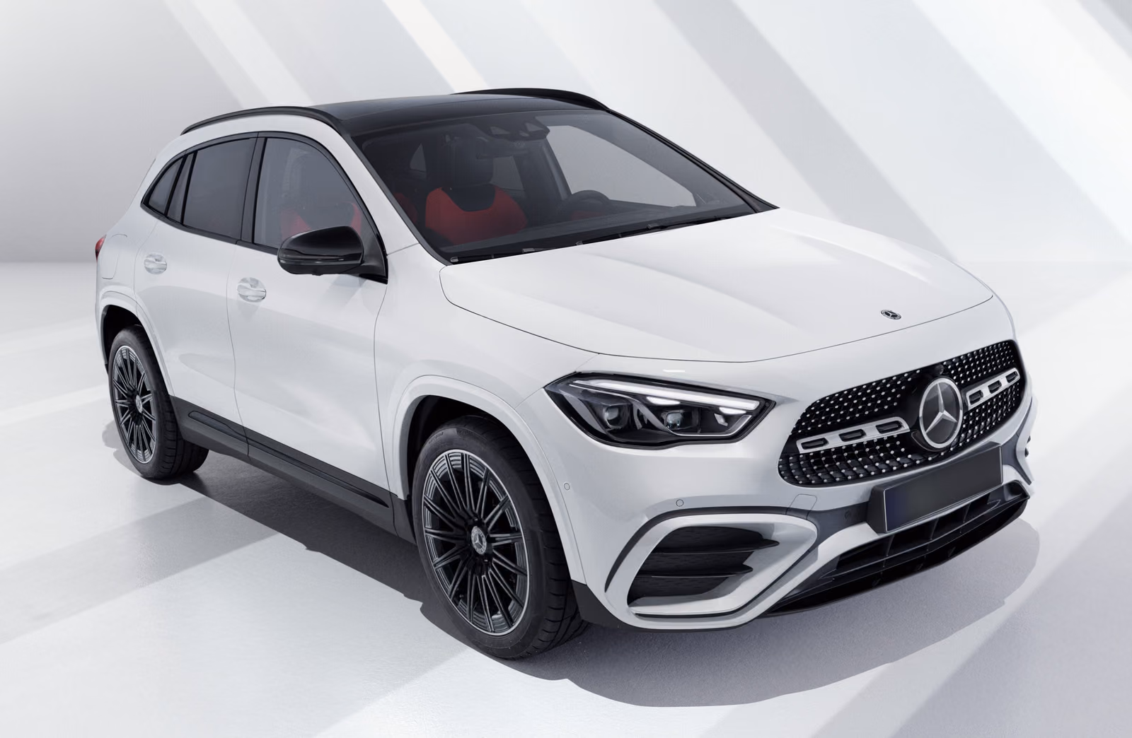 Mercedes-Benz GLA — белый кузов спереди в три четверти с противоположной стороны
